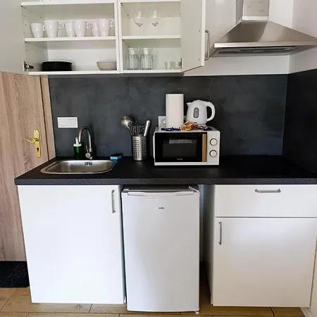 Brand New #10 Near Center With Free Street Parking דירה